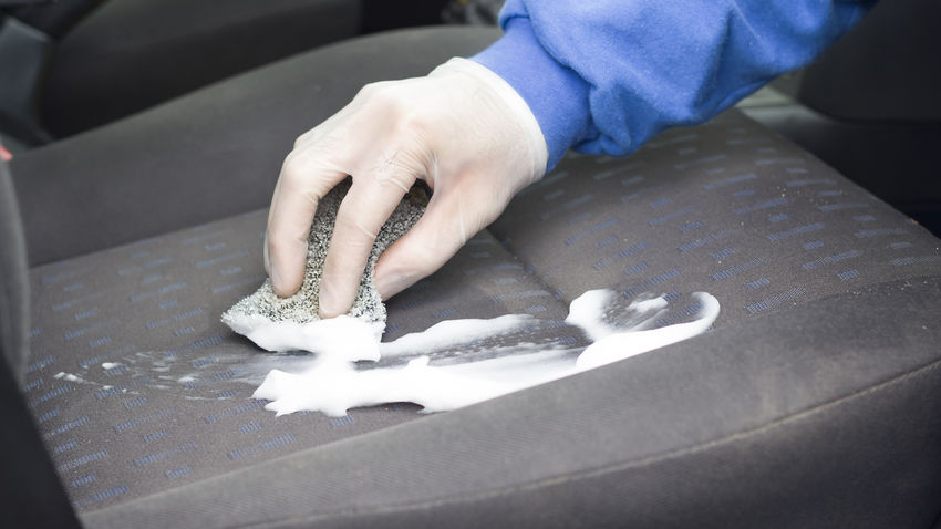 Autositz mit Schwamm reinigen