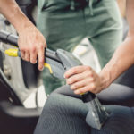 Autositze reinigen – Anleitung für Sitze aus Polyester, Alcantara und Leder